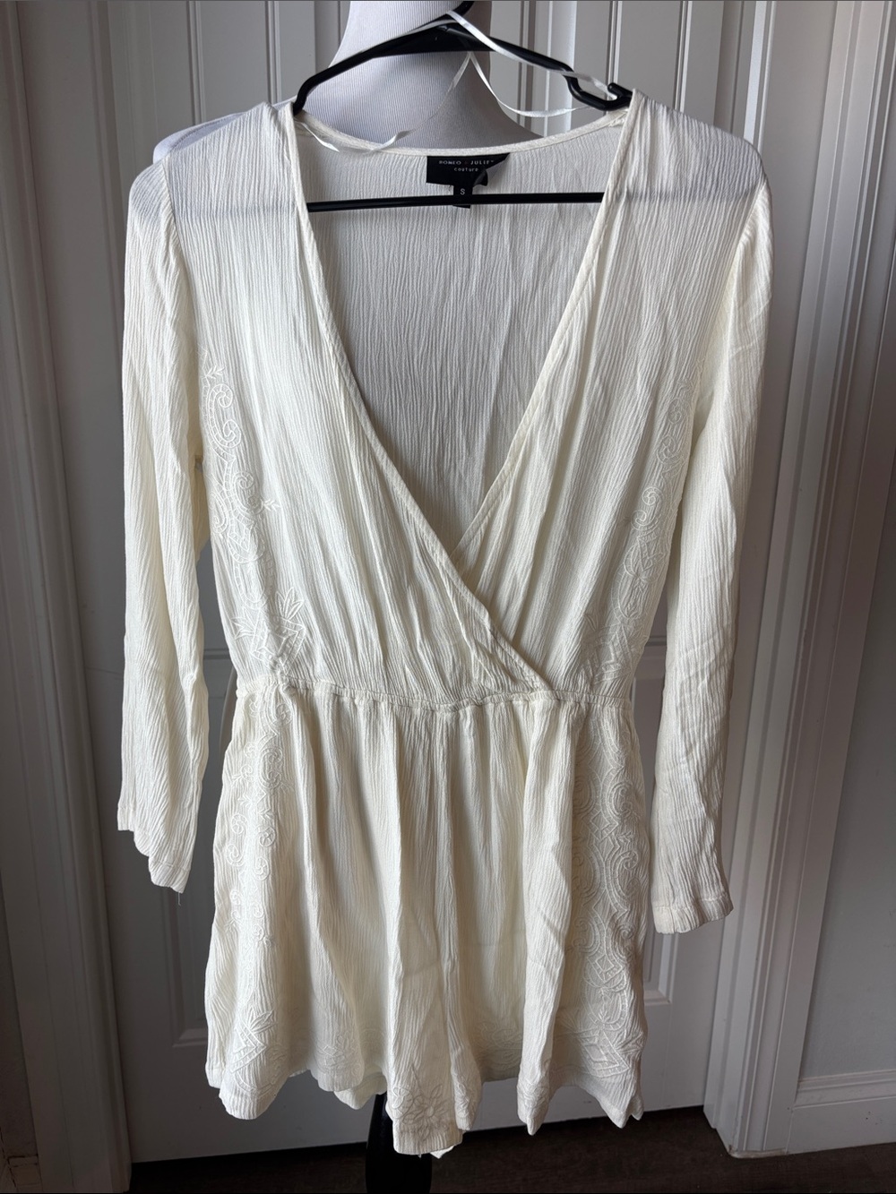 Romeo & Juliet Couture Ivory Crinkle Tank Top with Embroidered edges
